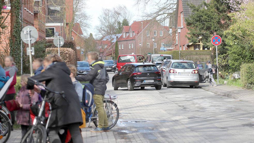 Wenn Eltern ihre Kinder bringen oder abholen, wird es eng an der Reilschule. Foto: Romuald Banik