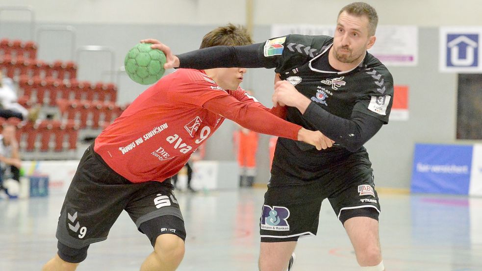 Im Hinspiel tat sich der OHV Aurich (mit Ball Kevin Wendlandt) gegen die HSG Nieinburg schon schwer. Damals gab es noch einen Pflichtsieg. Das Rückspiel verlor die Mannschaft. Foto: Bernd Wolfenberg