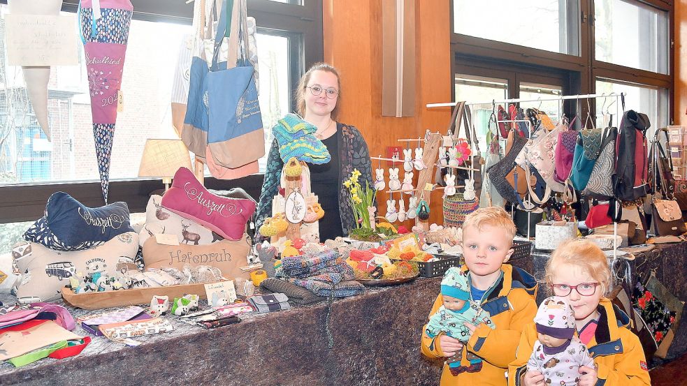 Sonja Heidgen aus Aurich. Sie näht individuell gestaltete Schultüten, Geschenke zur Geburt und vieles mehr. Foto: Gerd-Arnold Ubben