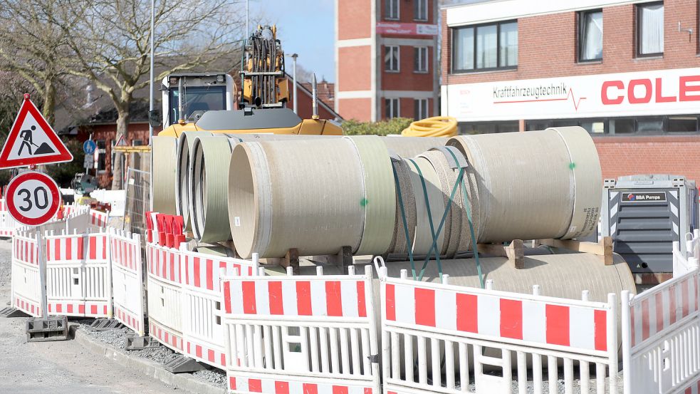 Die ersten Rohre sind schon im Baustellenbereich angekommen. Foto: Romuald Banik