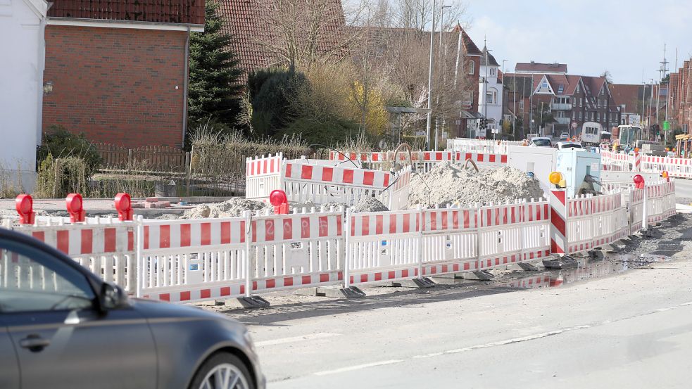 Die Arbeiten an der südlichen Straßenseite neigen sich langsam dem Ende zu. Parallel wird schon am Kreisel gebaut. Foto: Romuald Banik