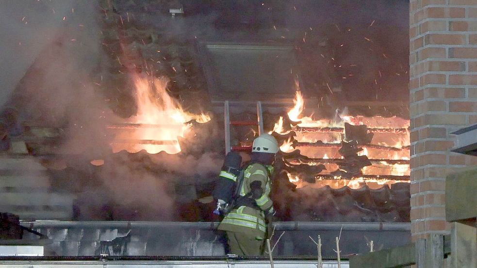Ein Garagenbrand ist am frühen Montag in Wardenburg auf ein Wohnhaus übergegangen. Foto: NWM-TV