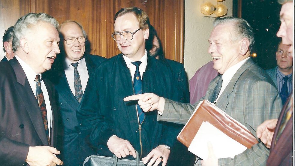 Landrat Hinrich Swieter (von links), die Kreistagsabgeordneten Martin Saathoff und Hinrich Trauernicht sowie der Kreistagsabgeordnete und stellvertretende Landrat Kurt Knippelmeyer auf einem früheren Foto. Seit 1986 gehört Hinrich Trauernicht dem Auricher Kreistag an. Foto: privat