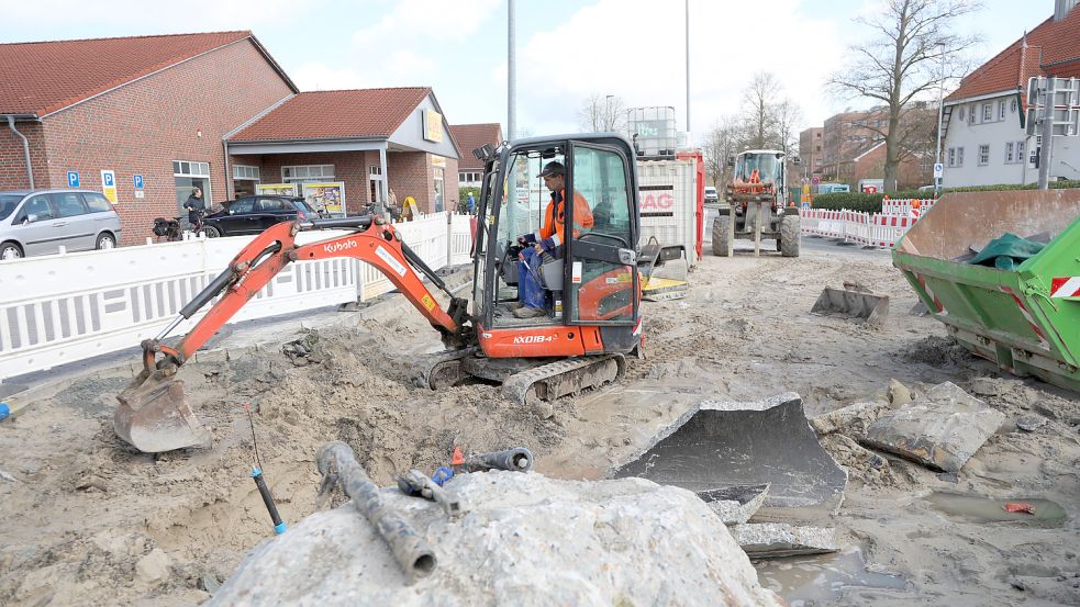 Im Bereich des Nettomarktes ist der Boden aufgewühlt. Dort soll mit der Verlegung des Regenwasserkanals begonnen werden. Foto: Romuald Banik
