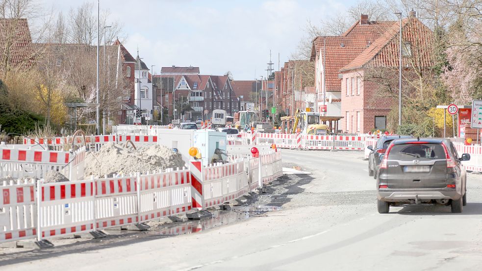 Der Verkehr soll auch fließen, wenn sich die Baustelle bald auf die andere Straßenseite verlagert. Foto: Romuald Banik