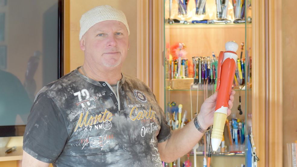 Ganz klein, oder ganz groß – Kugelschreiber in allen Größen und Formen hat Sammler Gerd Reck aus Rhauderfehn. Foto: Wehry