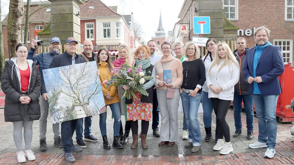 Die Geschäftsleute der Auricher Innenstadt freuen sich auf ihre Kunden und tun alles, damit der Einkauf trotz Baustelle so angenehm wie möglich ist. Alle sind schon gespannt, wie die neu gestaltete Fußgängerzone von ihnen aufgenommen wird. Fotos: Wittich