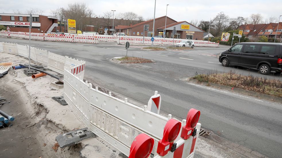 Im Bereich der Wallinghausener Straße zwischen dem Knotenpunkt und der Zufahrt zum Netto-Markt (im Hintergrund) kann es zu Sperrungen kommen. Der Rettungsverkehr kann aber weiterhin passieren. Foto: Romuald Banik