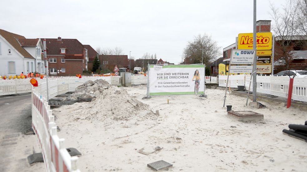 Die Gewerbetreibenden sind, wie auf diesem Schild versprochen, weiterhin erreichbar. Der Verkehr kann in der Fockenbollwerkstraße weiterhin stadteinwärts fließen. Foto: Romuald Banik
