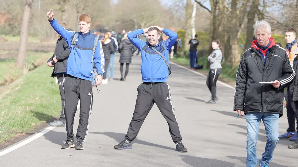 Verdrießliche Gesichter bei den Pfalzdorfern: Eike Walter (von links), Mathias Cremer und Frido Walter erleben einen ganz schwachen Auftritt ihrer Mannschaft bei den FKV-Titelkämpfen. Der Serienmeister ging ohne eine Medaille nach Hause. Fotos: Wilfried Gronewold