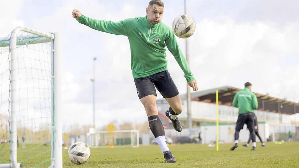 Zurück im Norden: Angreifer Pierre-Michel Lasogga beim Training des VfB Lübeck. Foto: Fotoagentur 54 Grad/Felix König