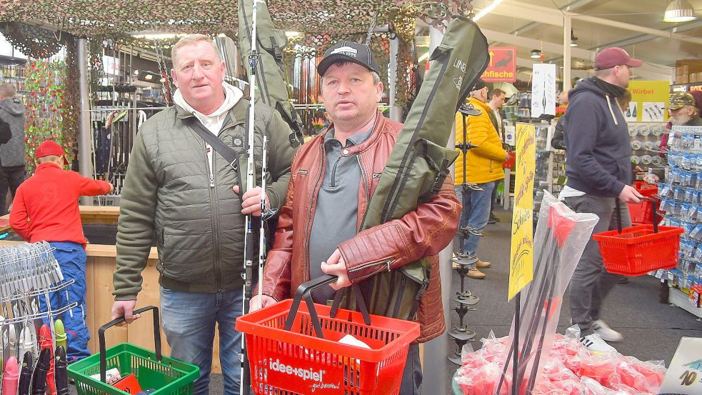 Ralf Kuchenbuch (links) und Dietmar Glander aus Delmenhorst kauften beim Angler-Event in Moordorf ordentlich ein. Foto: Gerd-Arnold Ubben