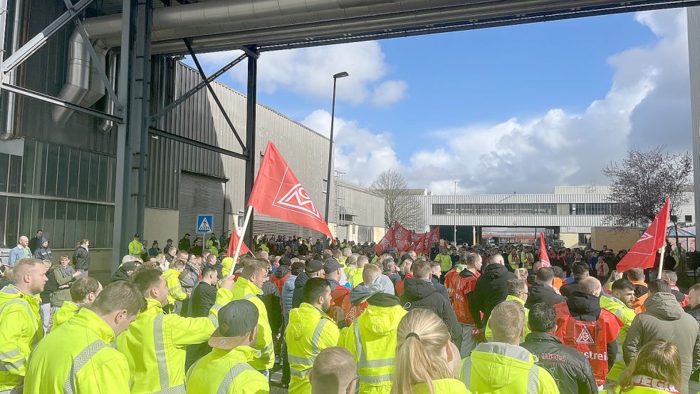 Mehr als 800 Beschäftigte beteiligten sich am Montag in Emden am Warnstreik. Foto: IG Metall