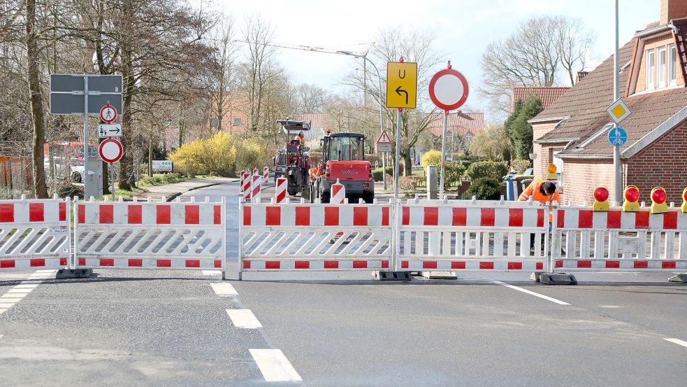 Seit Montag ist die Friesenstraße (Landesstraße 1) in Ochtelbur voll gesperrt. Foto: Romuald Banik