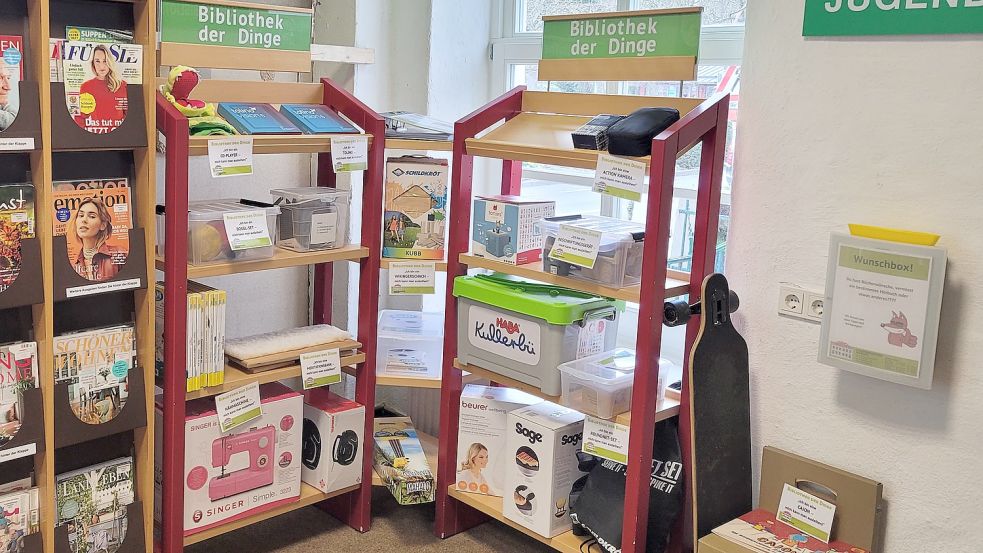In der Norder Stadtbibliothek gibt es nicht nur Bücher auszuleihen. Die Bibliothek der Dinge bietet ein umfangreiches Angebot. Foto: Rebecca Kresse
