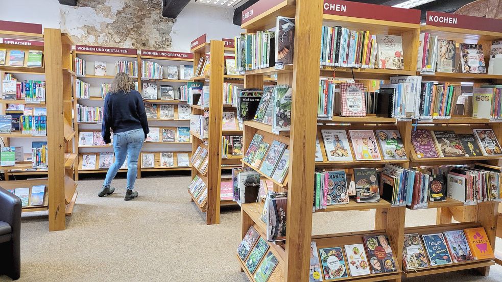 Klassische Bücher gibt es natürlich auch noch in der Bibliothek. Foto: Rebecca Kresse
