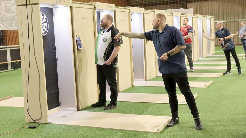 Marco Peters vom Moordorfer Dartclub (rechts) hatte einen guten Lauf beim zweitägigen „Tikitaka-Open“ in der Holdorfer Sport-Böckmann-Arena. Er setzte sich in einem engen Finale gegen Ramon Pauli durch. Foto: privat