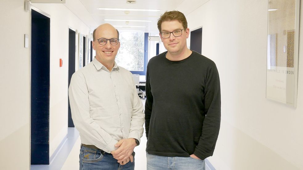 Freuen sich über die neuen Möglichkeiten in der Kommunikation zwischen Rettungsdienst und Notaufnahmen: Oberarzt Matthias Drüner (links) und Chefarzt Dr. Alexander Dinse-Lambracht. Foto: Trägergesellschaft