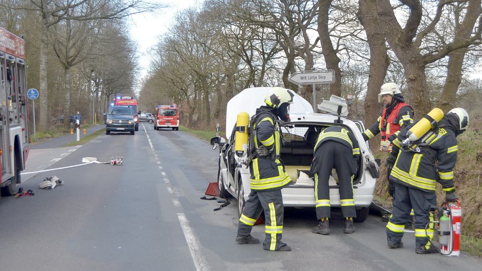 Feuerwehr, Polizei und Rettungsdienst waren auf der Kirchdorfer Straße im Einsatz. Foto: Neelke Harms