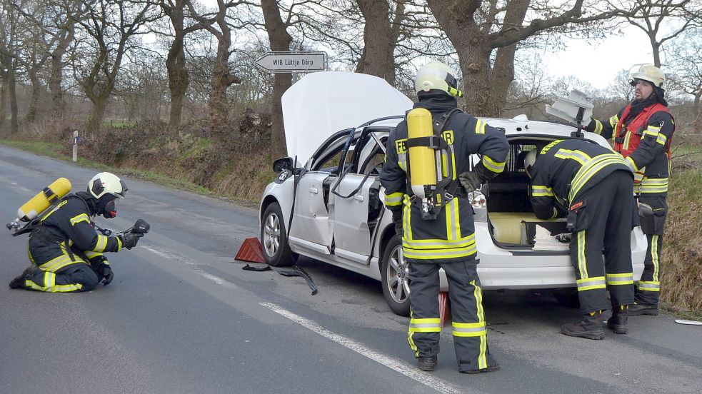 Einsatzkräfte der Feuerwehr bauten die Gastanks aus dem Fahrzeug aus. Foto: Neelke Harms