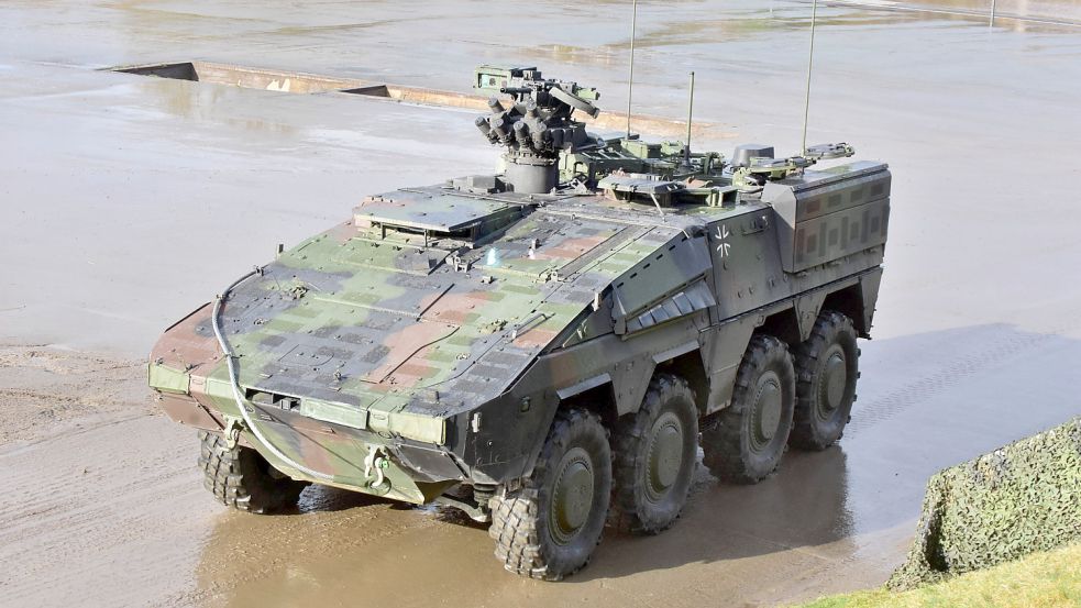 Der Radtransportpanzer Boxer kann jetzt doch von der Flensburger Fahrzeuggesellschaft gewartet werden. Foto: Imago Images/Sven Eckelkamp