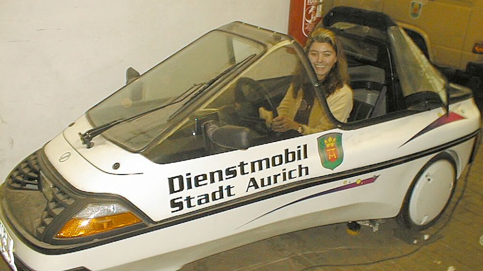 Ingrid Friedrichs, damals Mitarbeiterin beim Betriebshof der Stadt, nahm in den 1990er-Jahren für den Fotografen Platz im neuen Auricher Dienstmobil. Foto: ON-Archiv