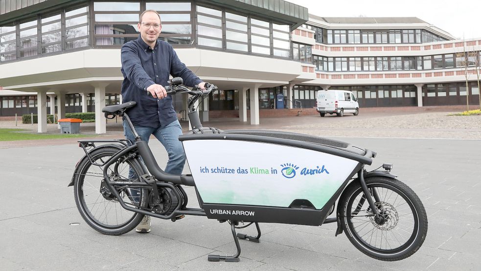 Johannes Friedel kümmert sich im Auricher Rathaus unter anderem um das neue E-Lastenfahrrad der Stadt. Foto. Romuald Banik