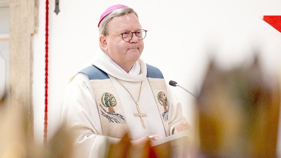 Der katholische Bischof Franz-Josef Bode feiert mit als Heilige Drei Könige gekleidete Jugendliche einen Gottesdienst. Foto: DPA