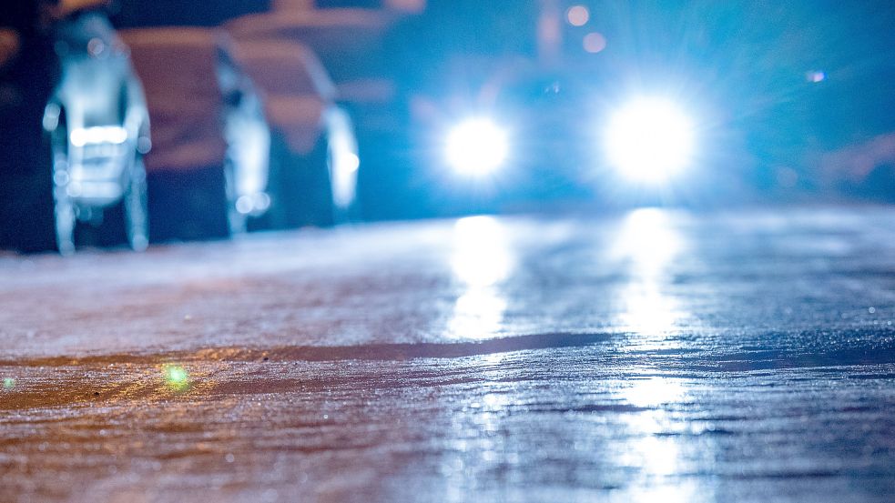 Ein Auto fährt in der Nacht über eine vereiste Straße. In einem Auto, so der Vorwurf einer 21-Jährigen, soll ein 36-Jähriger sie vergewaltigt haben. Foto: DPA