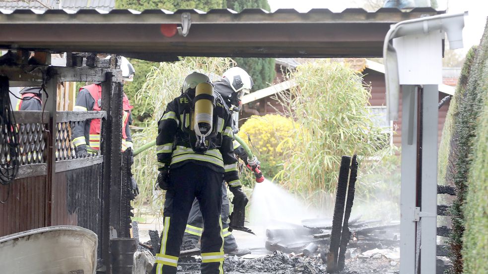 Von dem Carport, der direkt an ein Wohnhaus angebaut ist, blieb nicht mehr viel übrig. Foto: Romuald Banik