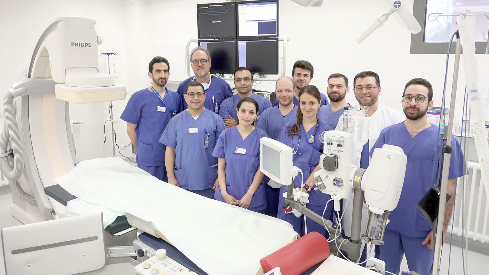 Chefarzt Dr. Torsten Stein (3. von links) mit seinem Team in einem der beiden Linksherzkatheterlabore in Aurich. Fotos: Romuald Banik