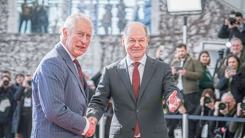 Bundeskanzler Olaf Scholz (r.) empfängt König Charles III. am zweiten Tag seines Deutschlandbesuchs vor dem Bundeskanzleramt. Im Bundestag hält der Royal um 12 Uhr eine Rede. Foto: dpa/Kay Nietfeld