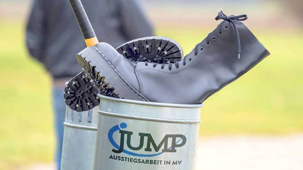 Springerstiefel und Baseballschlaeger im Abfalleimer: Eine junge Mutter aus MV lässt die rechtsextreme Szene hinter sich. Foto: imago images/blickwinkel, Collage: dens