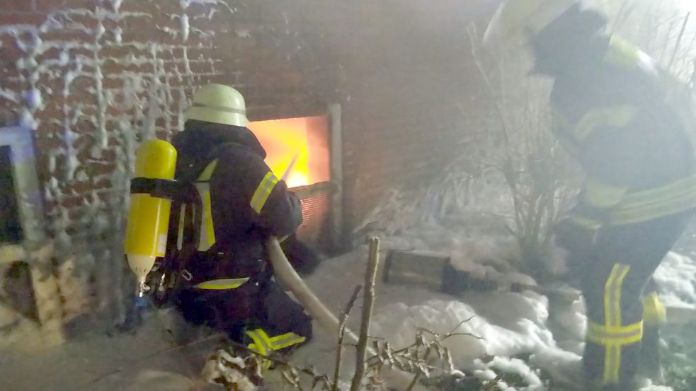 Die Flammen schlugen den Feuerwehrleuten aus dem Kellerfenster entgegen. Foto: Feuerwehr