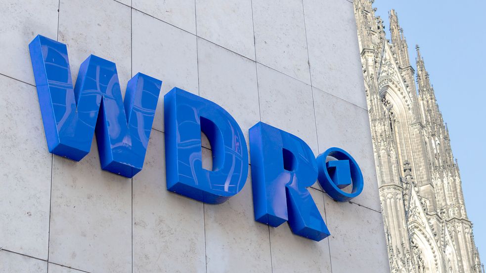 Das Logo des WDR am Hauptgebäude in Köln. Foto: imago images/Marc John