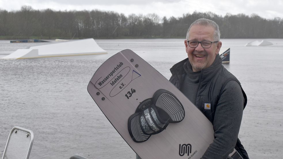 Der Vorsitzende des Wassersportclubs Idafehn, Frank Junker, freut sich darüber, dass in wenigen Tagen die neue Saison startet. Dann können auch die beiden neuen Hindernisse, die im Hintergrund in weiß zu sehen sind, benutzt werden. Fotos: Zein