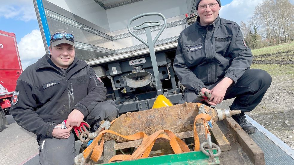 Die Fliegerbombe aus dem Zweiten Weltkrieg wurde von Jann Kirchner und Hinrich Brand entschärft. Foto Hellmers