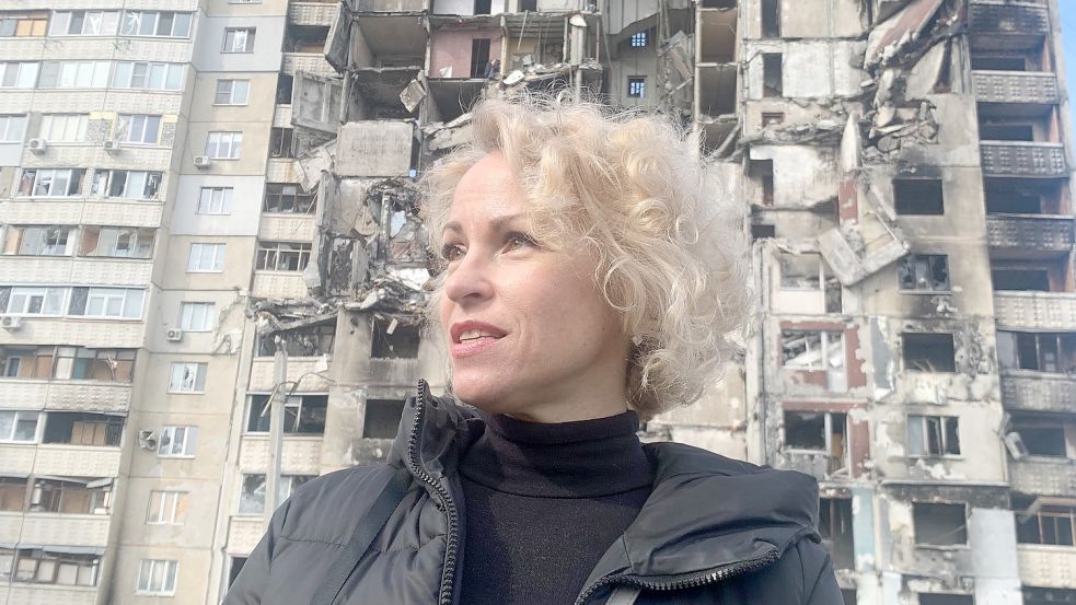 Lehrerin Tanya Melnikova ist vom Ausmaß der Zerstörung entsetzt. Foto: Michael Clasen