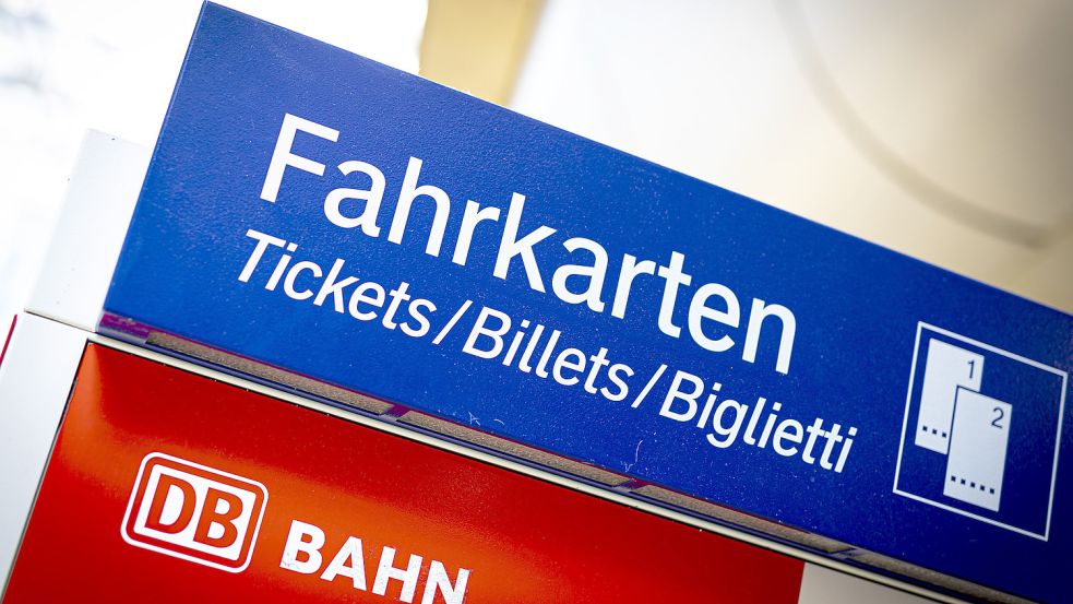 Für 49 Euro im Monat mit dem Regionalzug in ganz Deutschland unterwegs sein. Ab 1. Mai ist es möglich. Doch das Ticket kostet Bund und Länder viel Geld, das in Schienen, Busse und Bahnhöfe besser investiert wäre. Foto: Moritz Frankenberg