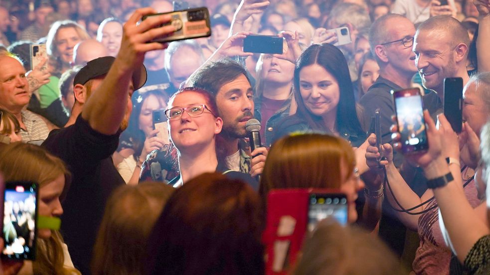 Der Sänger mischte sich unter das Publikum. Foto: Helmut Vortanz