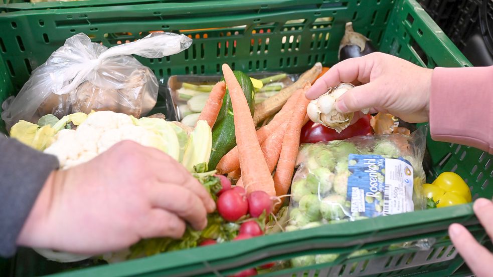 In einer Tafel findet eine Lebensmittelausgabe statt. Foto: DPA