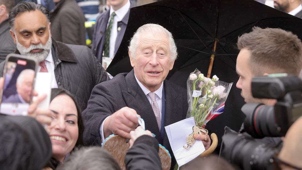 Volksnah zeigt sich König Charles III. auf dem Rathausmarkt den Hamburgern. Foto: dpa/Ulrich Perrey