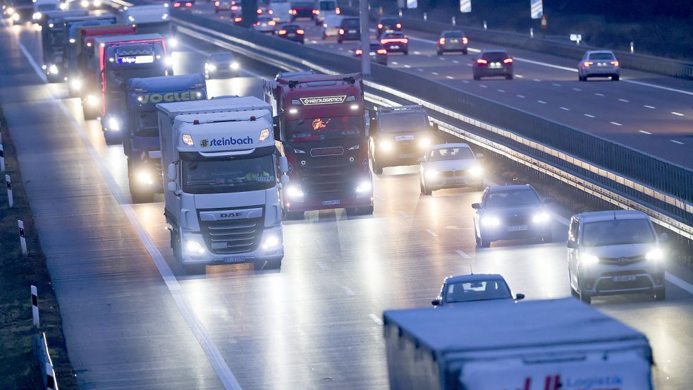 Laut Koalitionsbeschluss wird die Lkw-Maut ab 2024 verdoppelt. Foto: dpa/Jan Woitas