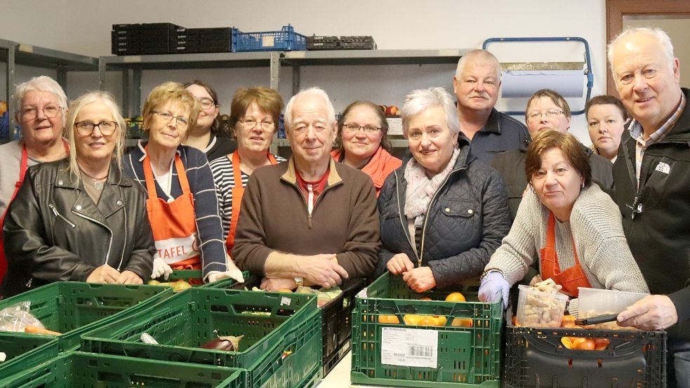 Ernst Kuntner (Mitte) umringt von seinem Team, das ihn am Freitag verabschiedet hat. Kuntner hat 15 Jahre für die Tafel gearbeitet und diese seit etlichen Jahren geleitet. Foto: Karin Böhmer