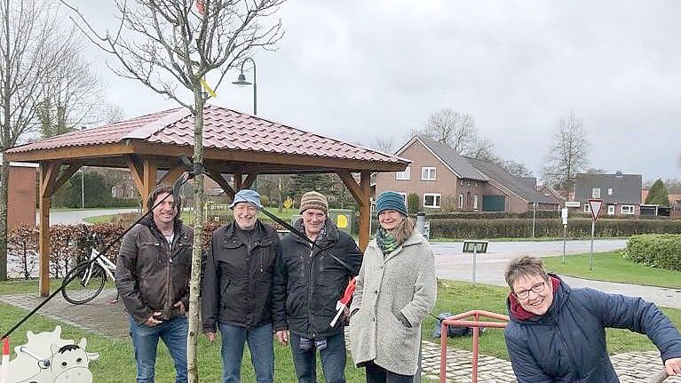 Günter Saathoff, Dorfverein Holtrop, Bürgermeister Martin Aden, Gerrit Pohl, Heidrun Weber und Frauke Ubben beim Baumpflanzen. Foto: privat