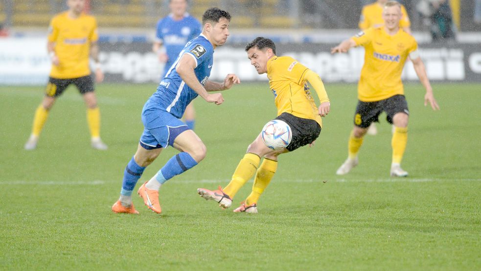 Abstiegskampf in Bayreuth: Torschütze Eroll Zejnullahu gegen Meppens Lukas Mazagg. Foto: Peter Mularczyk