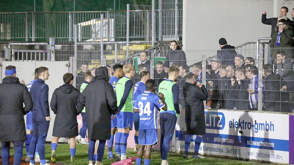 Die Spieler des SV Meppen sprechen nach der Partie in Bayreuth mit den Fans. Viele Anhänger waren aber schon vorher abgereist. Foto: IMAGO/Eibner-Pressefoto/Marcus Foerste