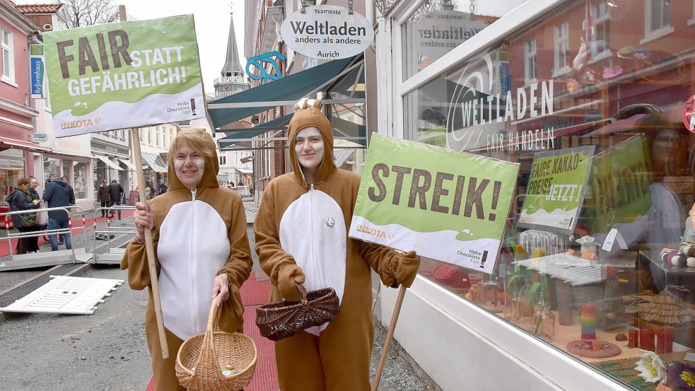 In Osterhasen-Kostümen protestierten Mareike Neudeck (links) und Johanna Hinrichs in der Fußgängerzone vor dem Auricher Weltladen. Foto: Thomas Dirks