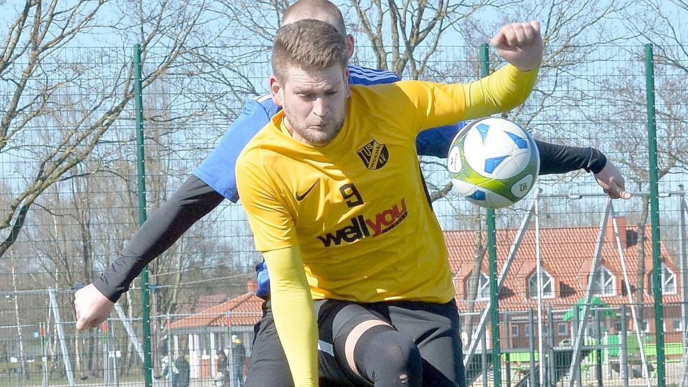 Der Doppeltorschütze des TuS Weene Jan Bokker (vorne) wird vom TSV-Spieler Maven Esders bedrängt.