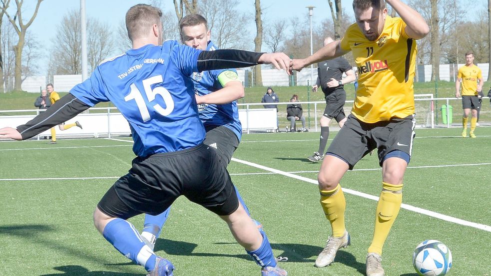 Der TuS Weene trug sein Heimspiel auf dem Kunstrasenplatz von Eintracht Ihlow aus. Dort kennen sich die Schwarz-Gelben aus, weil sie dort häufiger trainieren. Fotos: Bernd Wolfenberg